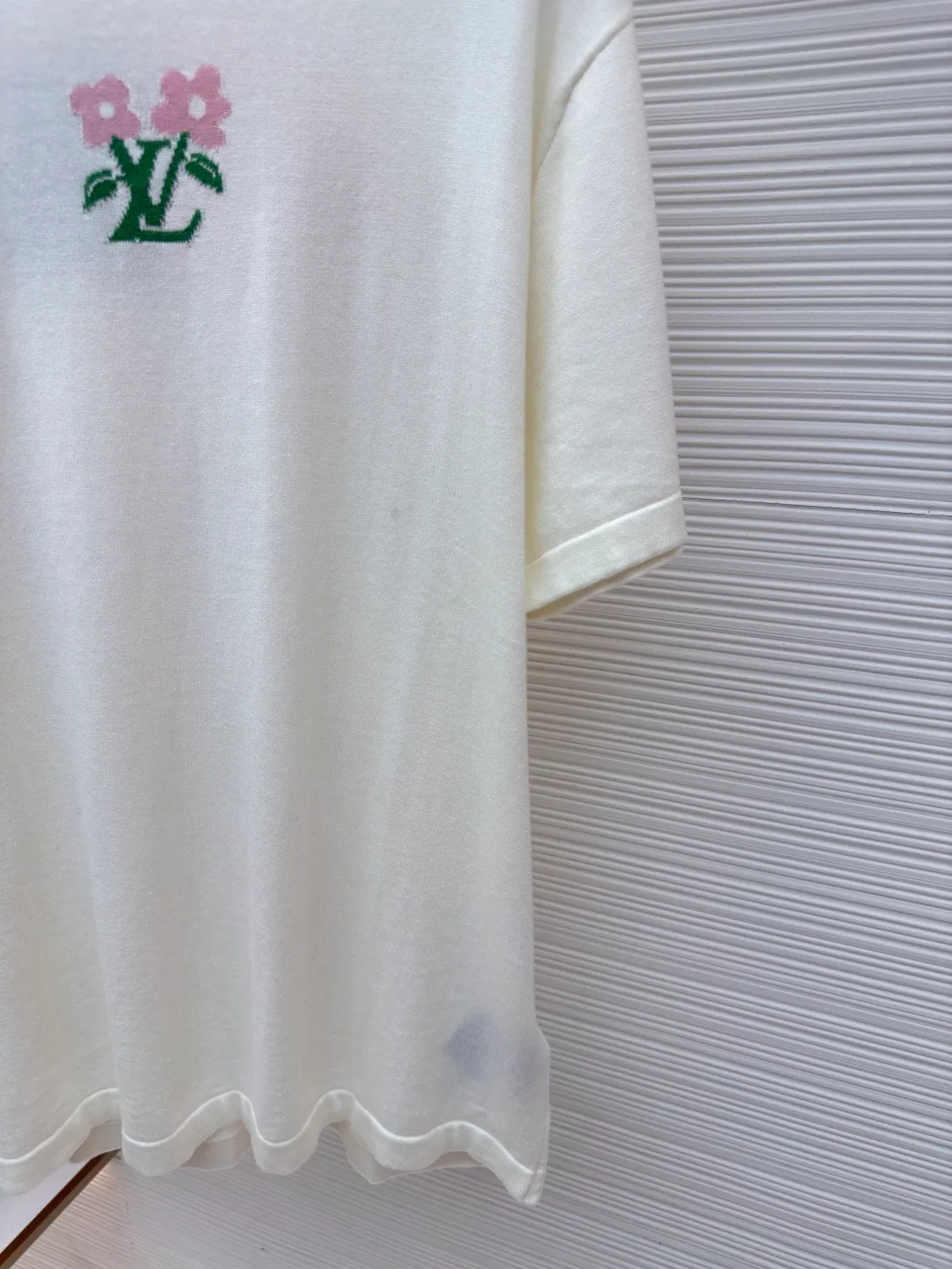 LOUIS VUITTON woolen short sleeves with floral logo ●Authentic product: Purchased and developed at 9250 ●Item number: 1680130-A55 ●Fabric: pure cotton fabric ●Technology: woolen fabric ●Version: fitted version ●Weight: about 258 grams ●Size: XS-S-M-L ●Description: Knitting is carried out using a Stoll 14-needle ultra-fine machine imported from Germany worth 47W. It is knitted at a parallel and even speed with reference to the original single-sided partial mesh bottom hanging wool structure. Each piece takes 270 minutes. During the weaving, 16 sand spits are used to alternately knit back and forth. The number of knitting rows for a single front garment hanging wool is as high as 6352. The newly woven garment has so many knots that it requires It requires pure manual thread picking, knot head inspection, random inspection before seam picking, washing, original main label, wash mark, details down to the height of the wash mark, stitching method, and final ironing. Only after a general inspection can it be packaged and shipped. It is not like those ordinary computerized flat knitting machines. In order to rush the goods, the speed is turned to the limit, and the stitches of the knitted garments are different in size, code, and patterns. The overall wiring is straight and delicate, the fabric is comfortable and soft, and the color is consistent without color difference. It can be matched with the same style to create a fashionable look and control various occasions. Customized accessories, complete with three standards, same style for men and women!